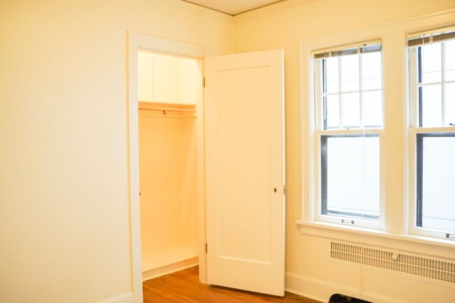 Building Photo - Stunning 1931 Townhome with Original Details You've GOT to See!