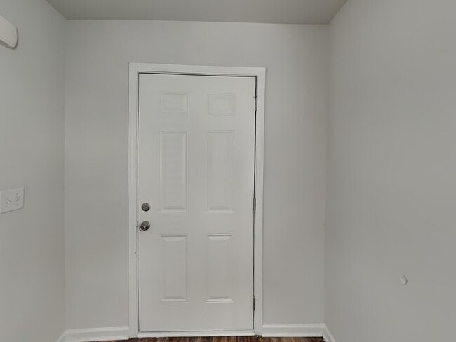 Building Photo - Lovely 3 Bedroom 2.5 Bath Home located in ...