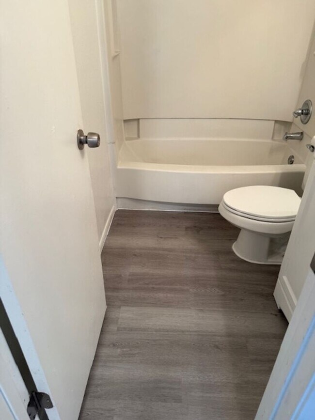 Building Photo - Large Two bedroom Condo