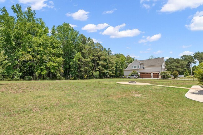 Building Photo - **Luxury 4/4 with Fenced in Yard**