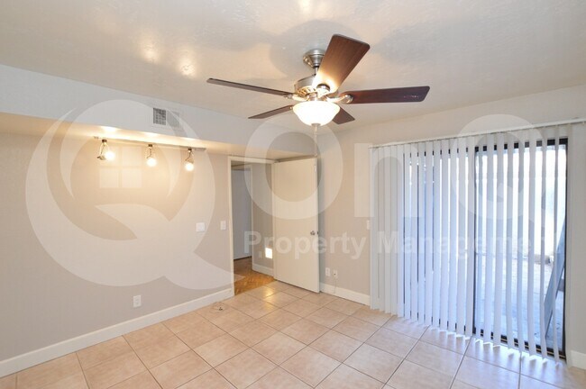 Building Photo - 850 S River Dr