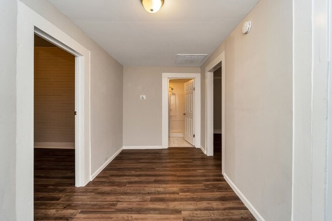Building Photo - Cozy, Stylish, and Newly Renovated in the ...