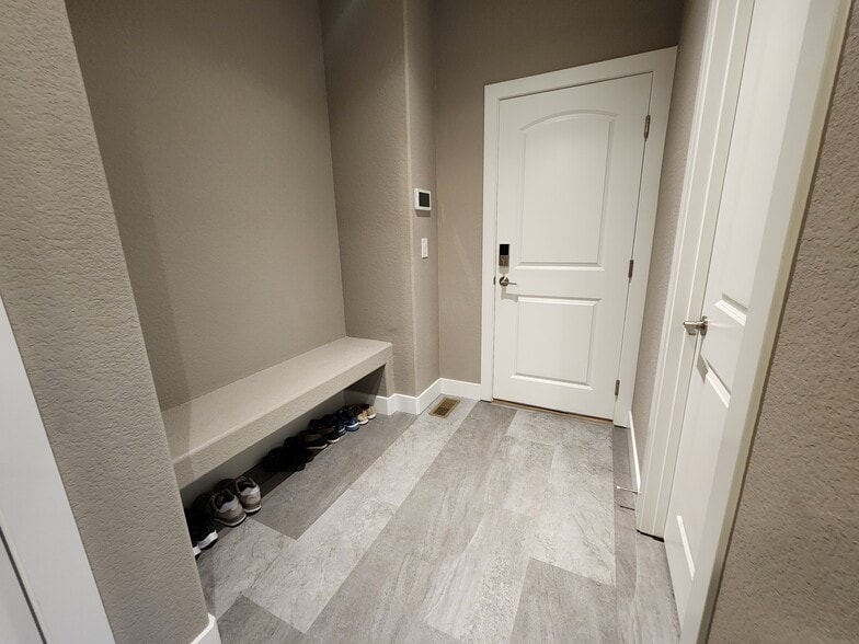 Building Photo - 10043 Hannaway Dr