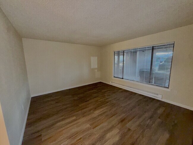 Building Photo - Fully Remodeled 2 Bedroom Unit- Available for Immediate Move In