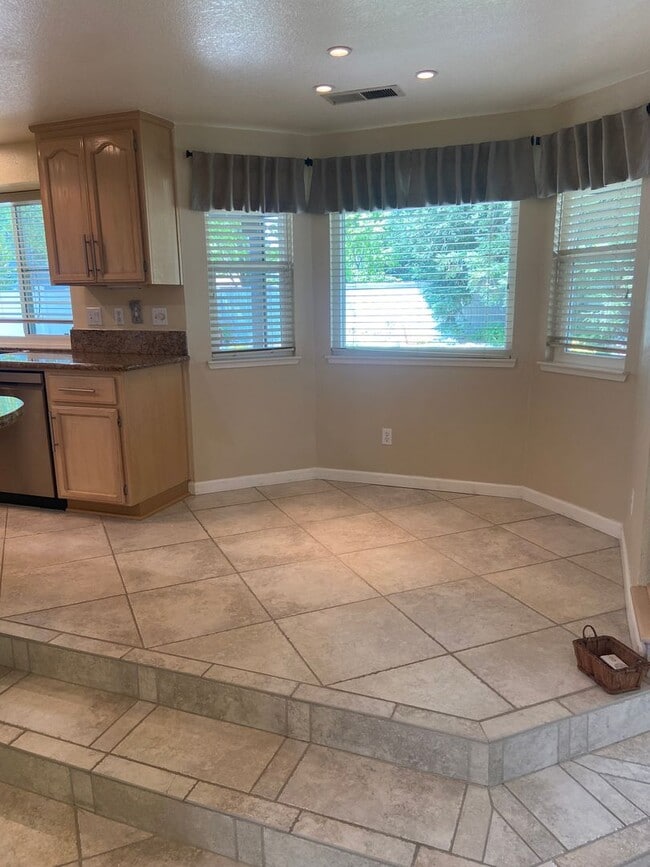 Building Photo - Pristine 4 Bedroom, 3 Bath in South Lexington