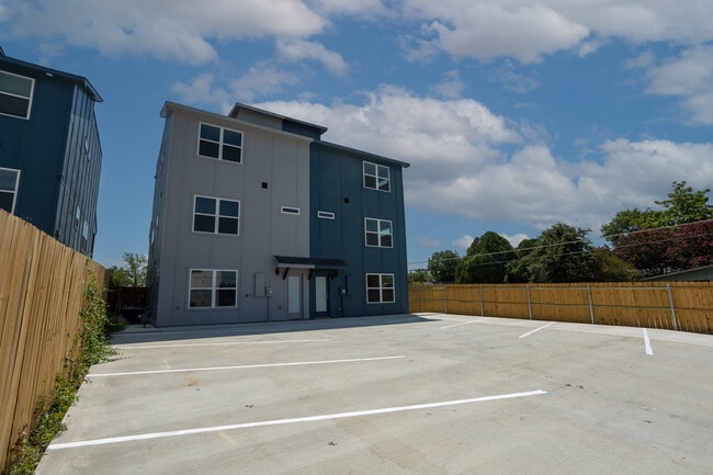 Building Photo - 3144 Wayside Ave