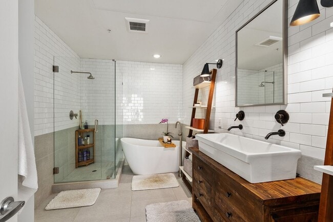 Building Photo - Modern Chic 2 bedroom at M2i