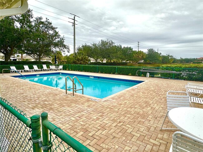 Building Photo - 251 Vista Del Lago Way
