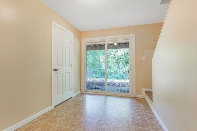 Building Photo - 128 Kings Mill Dr