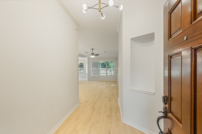 Building Photo - 71 N Queenscliff Cir