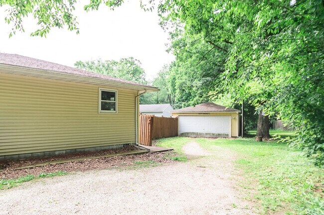 Building Photo - 3 bed 1 bath Duplex in Portage