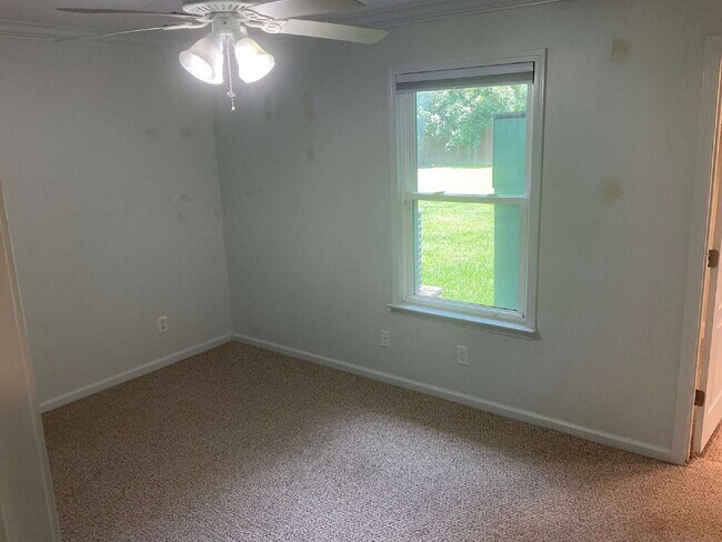 Building Photo - "Charming 3-Bedroom Haven with 2 Full Bath...