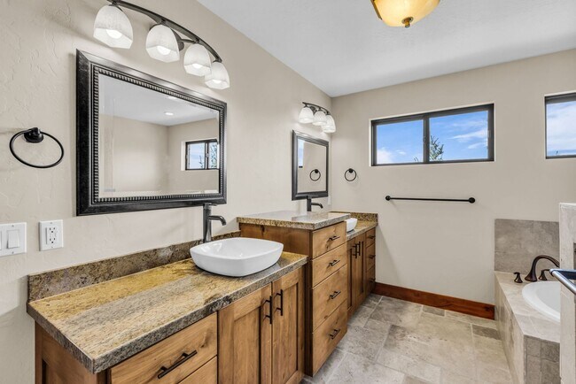 Building Photo - Stunning Mountain Retreat