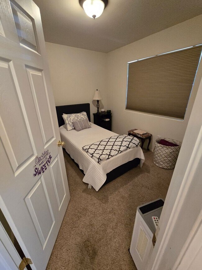 Building Photo - Spacious 5B/3B with Finished Basement Now Available!