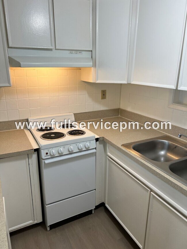 Building Photo - 9101 Corbin Dr