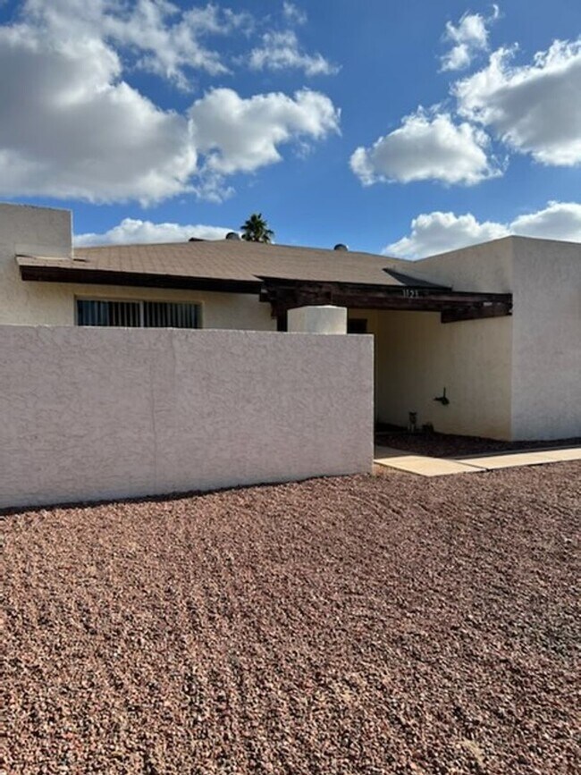 Building Photo - Charming 3 Bed 2 Bath home in Mesa with community pool and big backyard