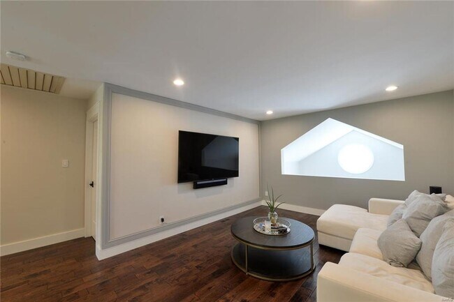 Building Photo - 1306 S Geyer Rd