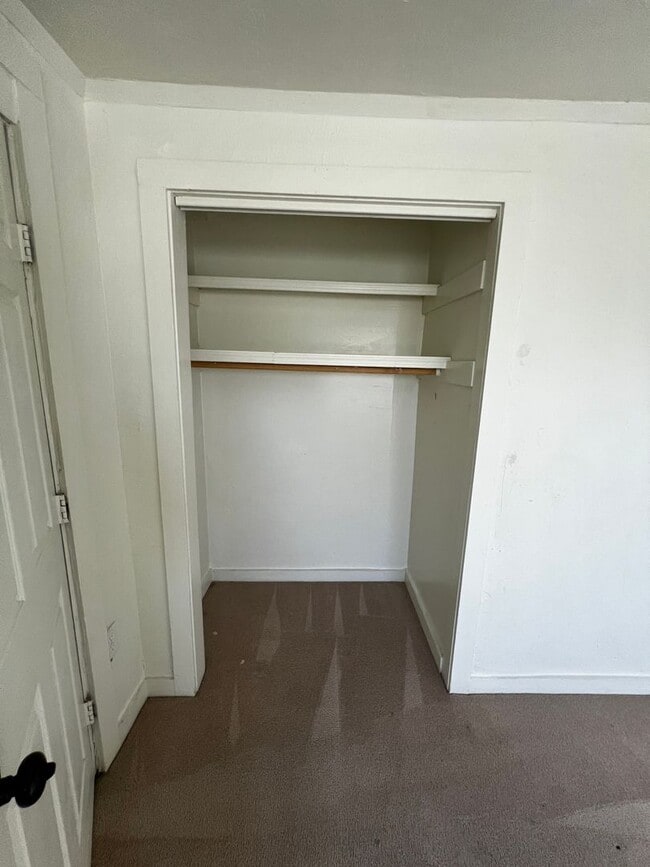 Building Photo - 2BD/1 BA Duplex
