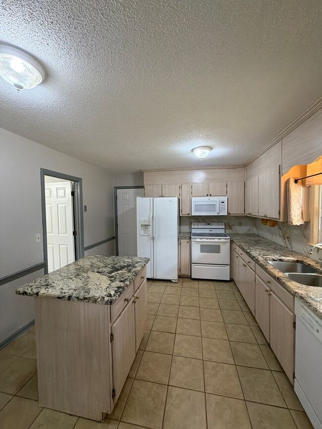 Building Photo - New Listing!!