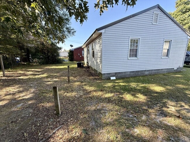 Building Photo - Single Family Ranch 2 Bed