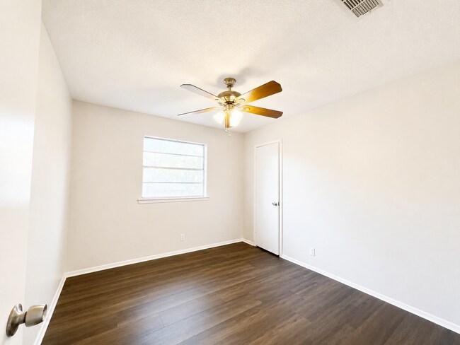 Building Photo - Gorgeous 3/2 recently renovated in homey neighborhood