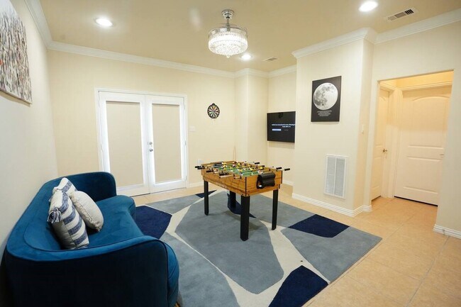 Building Photo - 5625 Dolores St