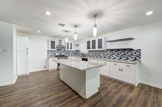 Building Photo - 5906 Hilary St