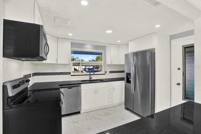 Building Photo - 7902 Canna Dr