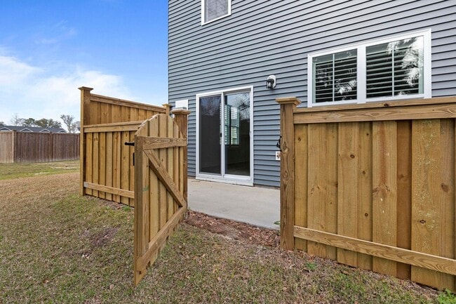 Building Photo - Townhome in Hampstead!