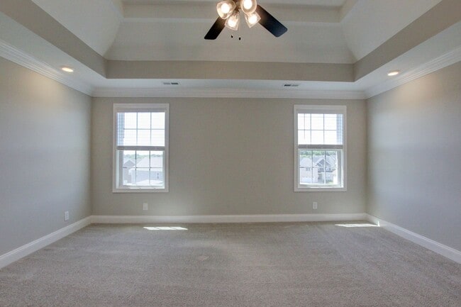 Building Photo - HUGE house in Farmington