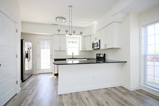 Building Photo - Light-Filled & Cozy Old Trail Townhome