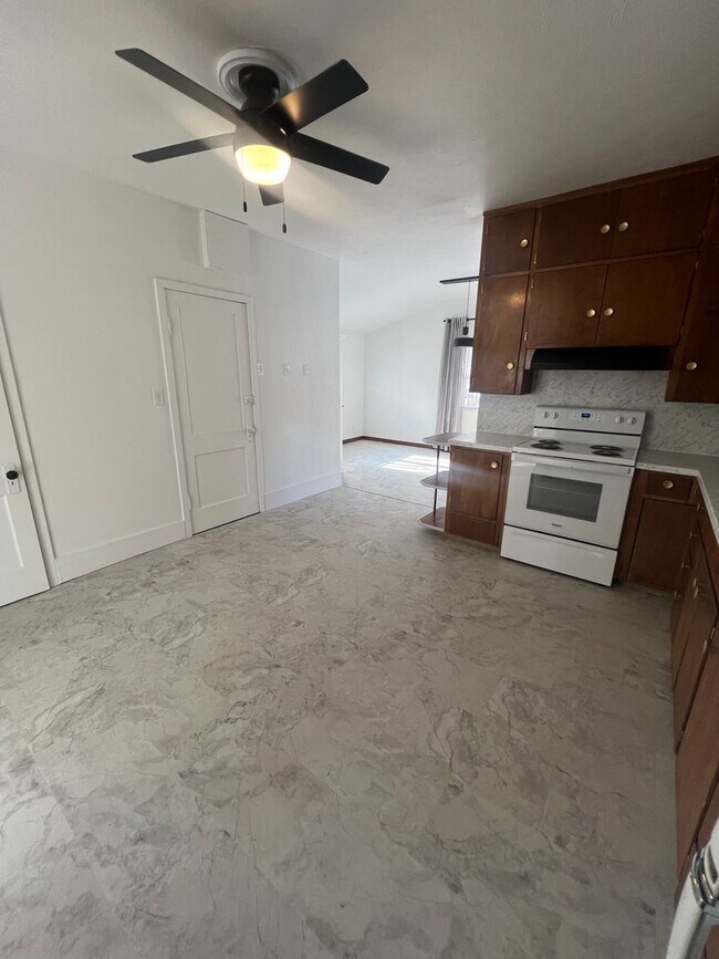 Building Photo - Charming Main Floor Apartment – 2 Bed, 1 B...