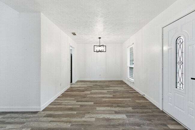 Building Photo - 2906 Colonial Dr