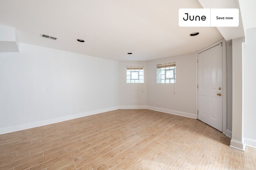 Building Photo - 3020 N Sawyer Ave