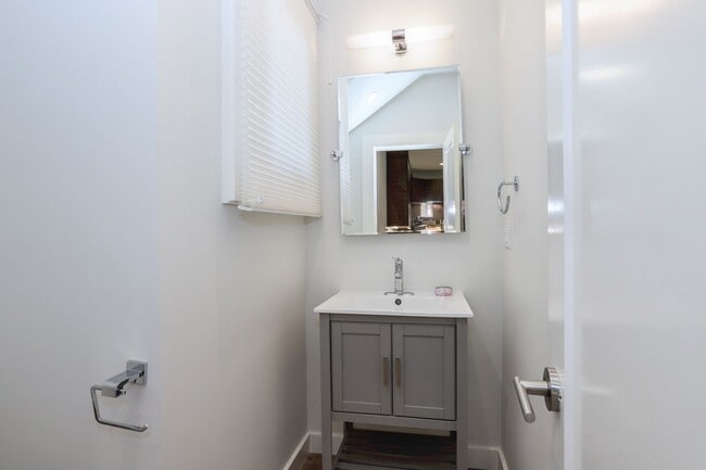 Building Photo - 2 Bed / 2.5 Bath Luxurious townhome near d...