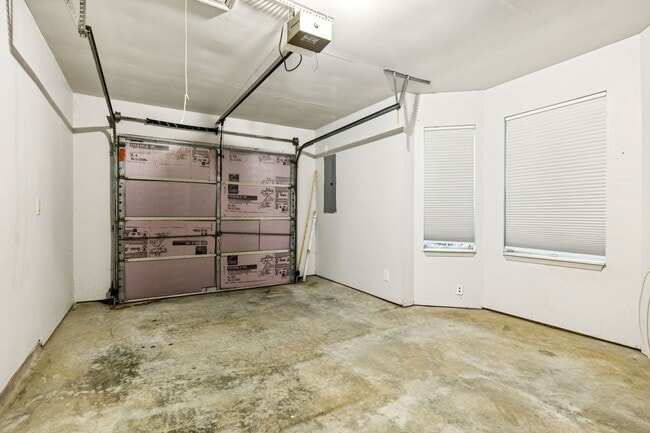 Building Photo - Welcome to this beautifully remodeled sing...