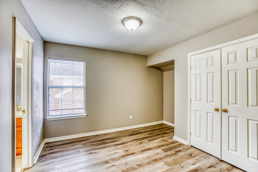 Building Photo - 3931 Echo Mountain Dr