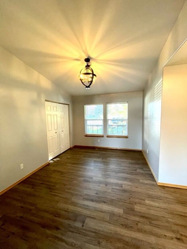 Building Photo - Single level home in NE Bend with great up...