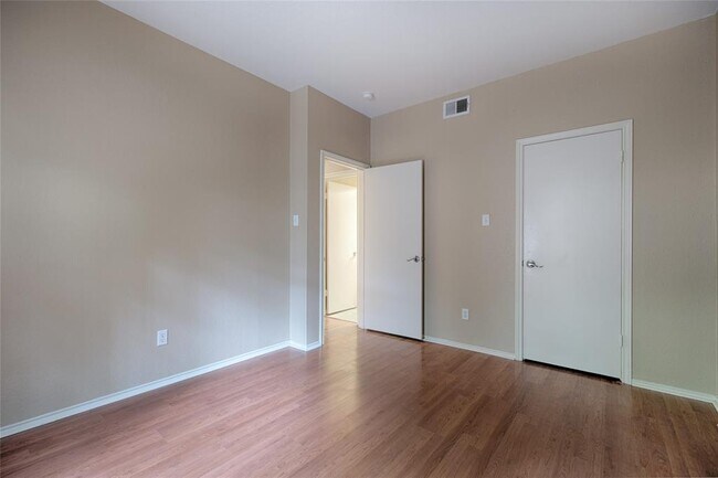 Building Photo - 4711 Spicewood Springs Rd