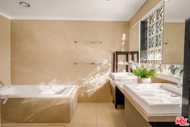 Building Photo - 2388 Kimridge Rd