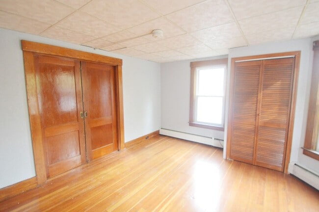 Building Photo - 38 Cascade St