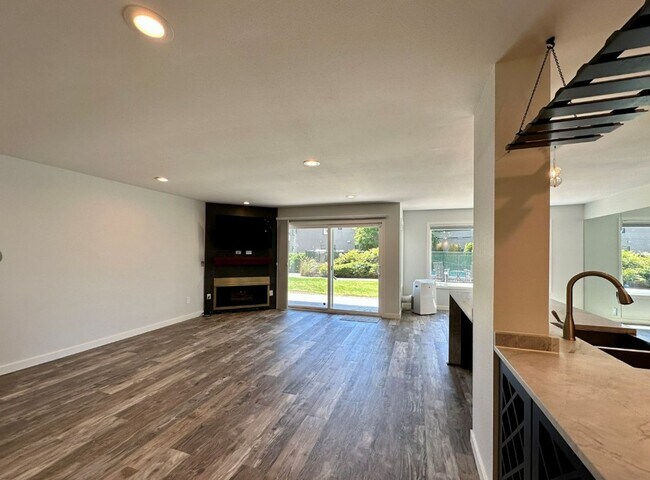Building Photo - 2bd/1.75ba Kirkland Condo