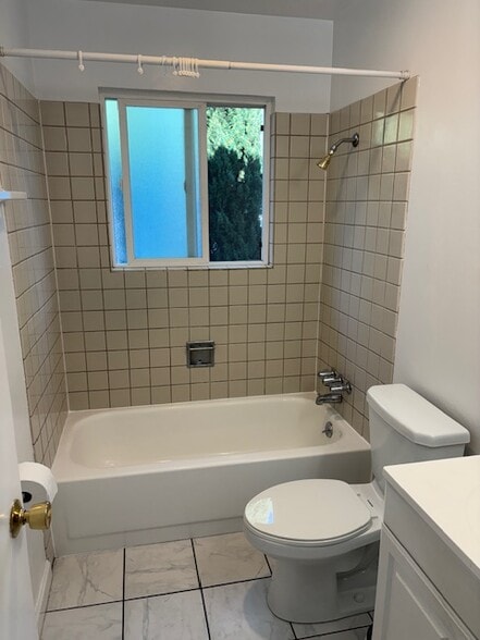 Bathroom - 1736 Stuart St