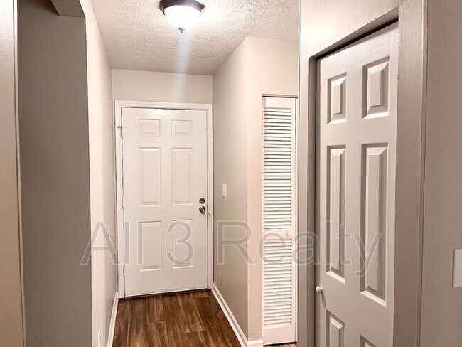 Building Photo - 210 Sheraton Ct