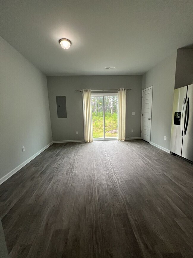 Building Photo - Townhome in Holly Ridge!!