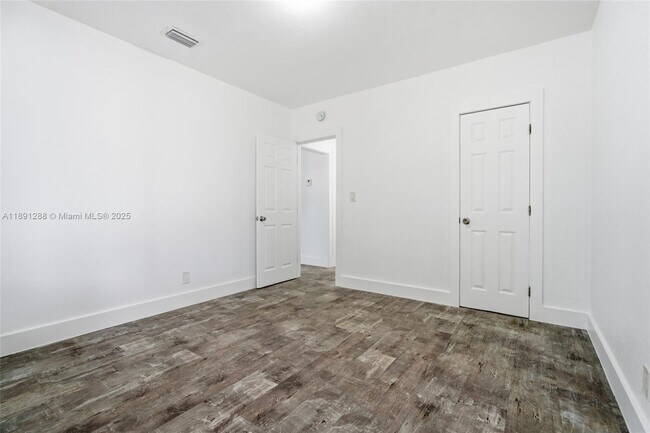 Building Photo - 8430 Crespi Blvd