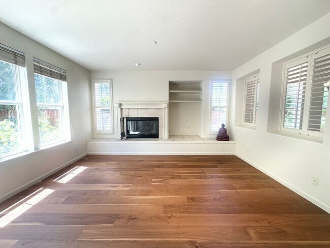 Building Photo - Large 5bd/3ba 3500sqft Home in Hamilton, Novato