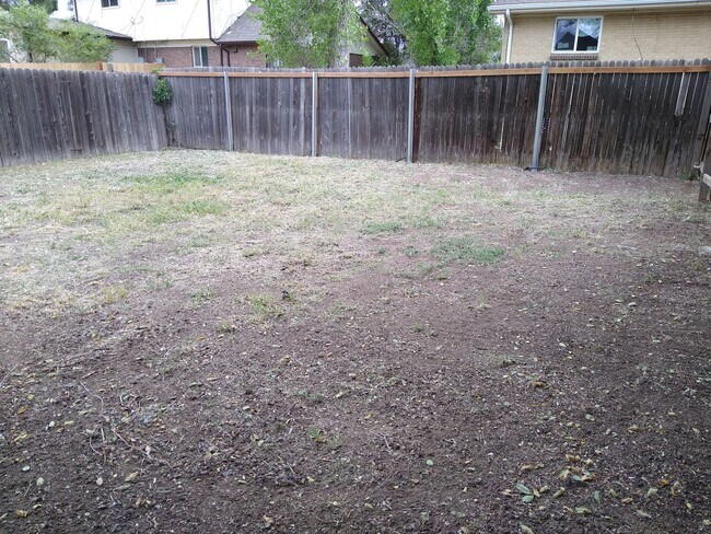 Building Photo - Charming 2 Bedroom 2 Bath w/ Large Yard, 1 Car Garage and Central Air/Heat