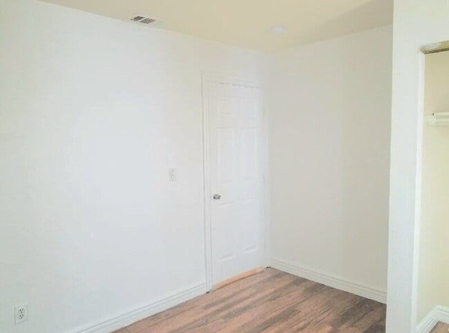 Building Photo - 844 W 54th St