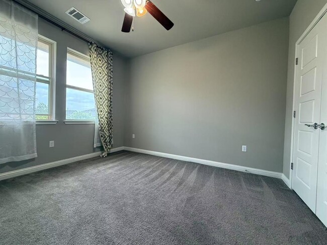 Building Photo - 13800 Lyndhurst St
